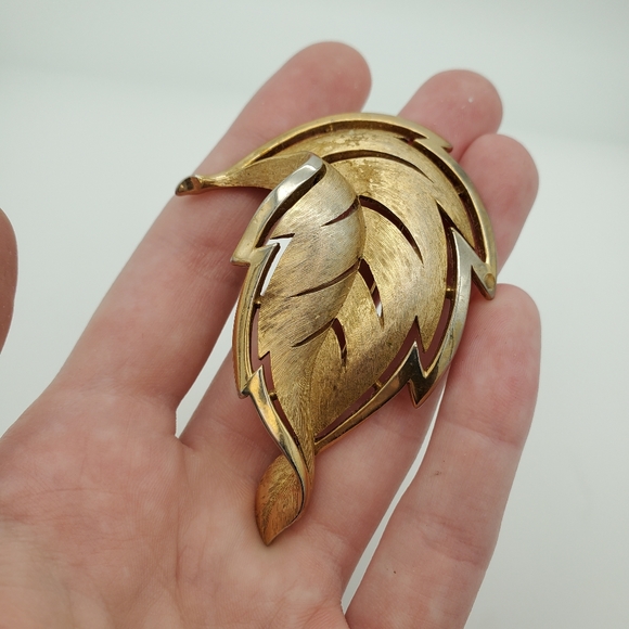 Vintage Trifari leaf pin - Picture 2 of 5